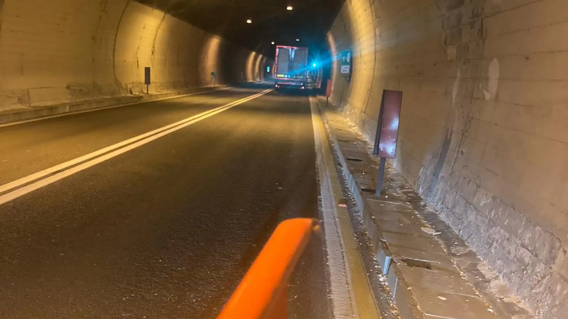 Mezzo pesante bloccato in galleria tra Colli a Volturno e Rocchetta. Traffico rallentato. Fare attenzione.